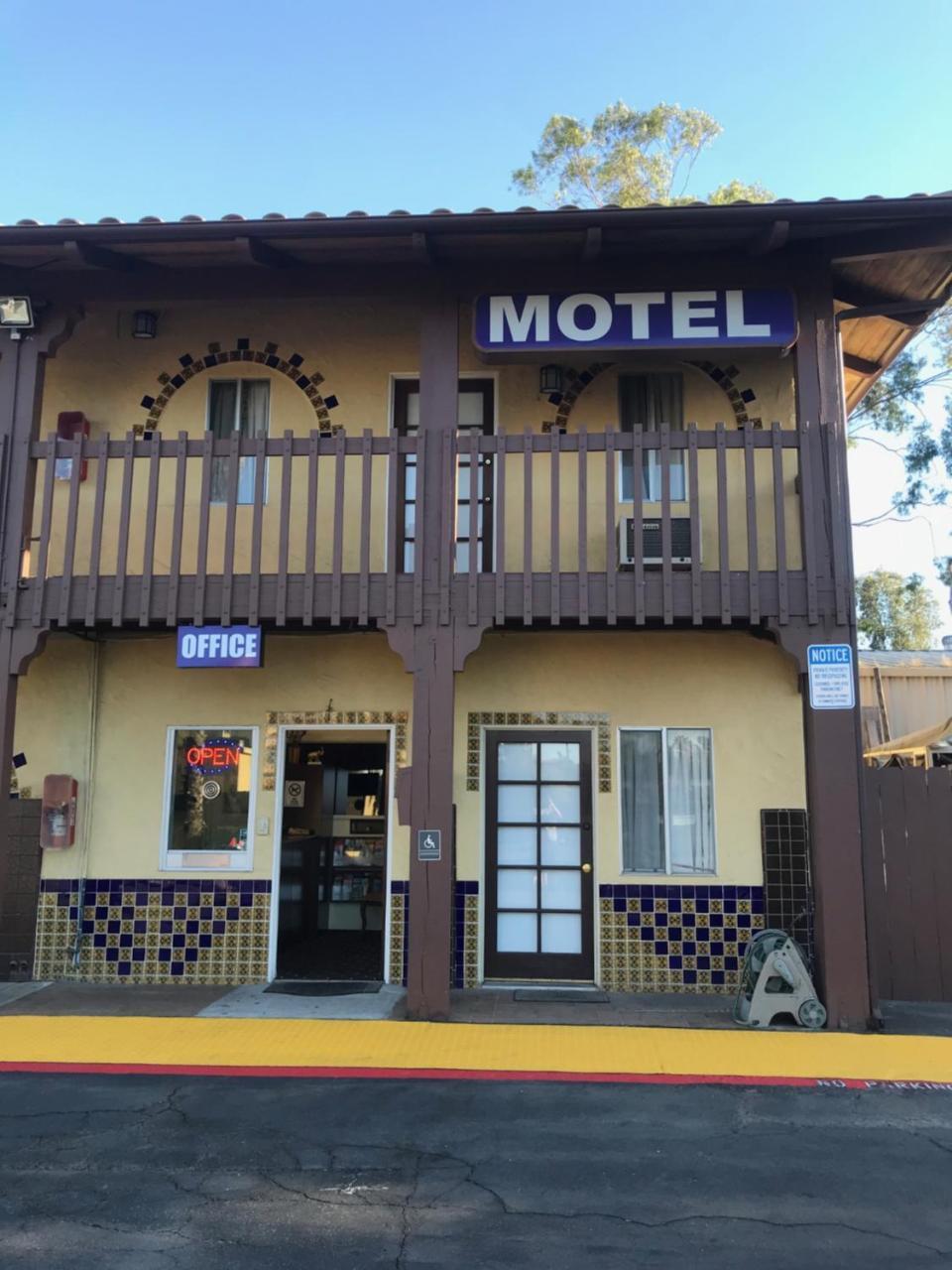 Hacienda Motel Escondido Eksteriør bilde